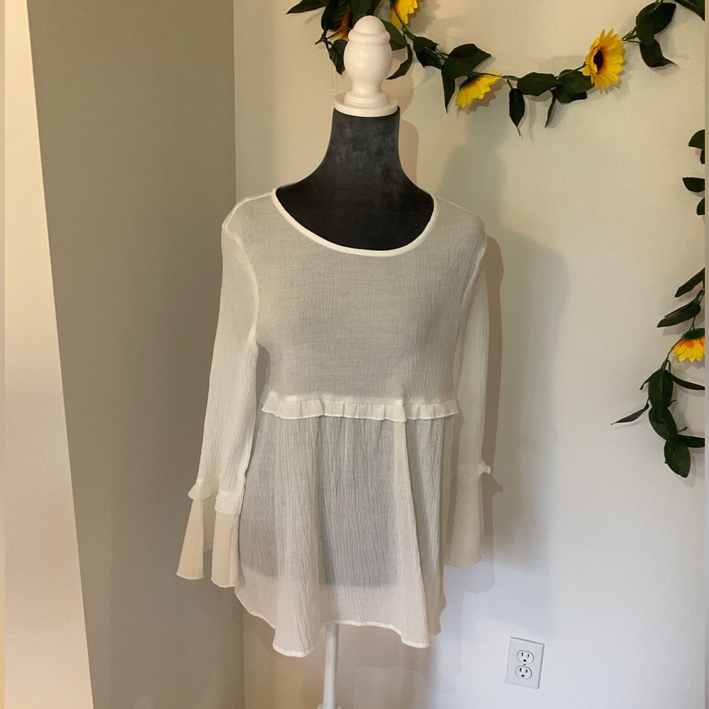 Papillon NWT White Crinkle Stretch Top with Ruffle Detail size Medium